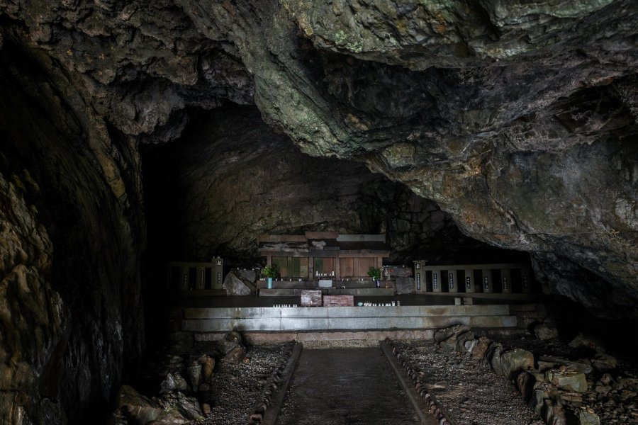 🌊 미쿠로도・신메이 동굴 (御厨人窟・神明窟)